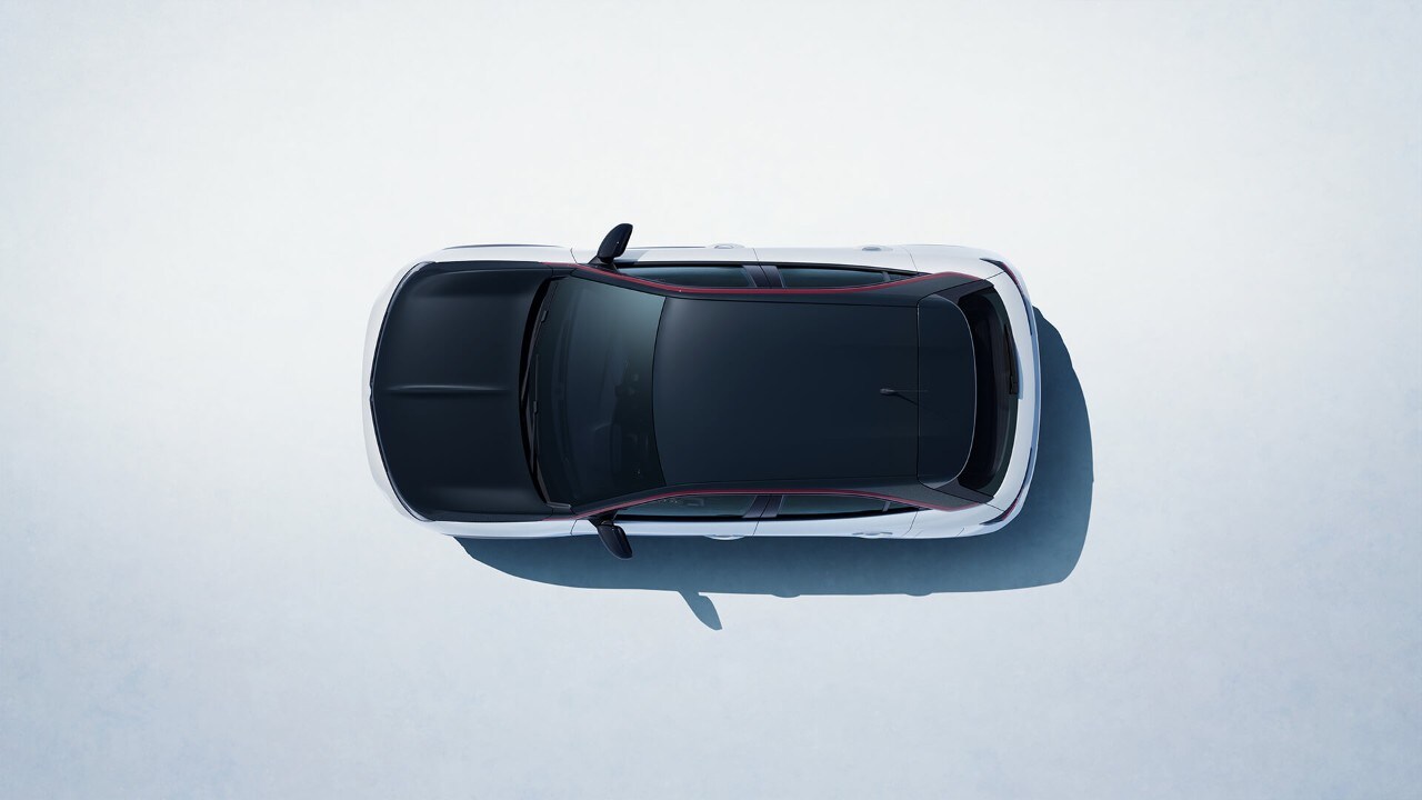 Vue de dessus d'un Opel Mokka blanc avec toit noir