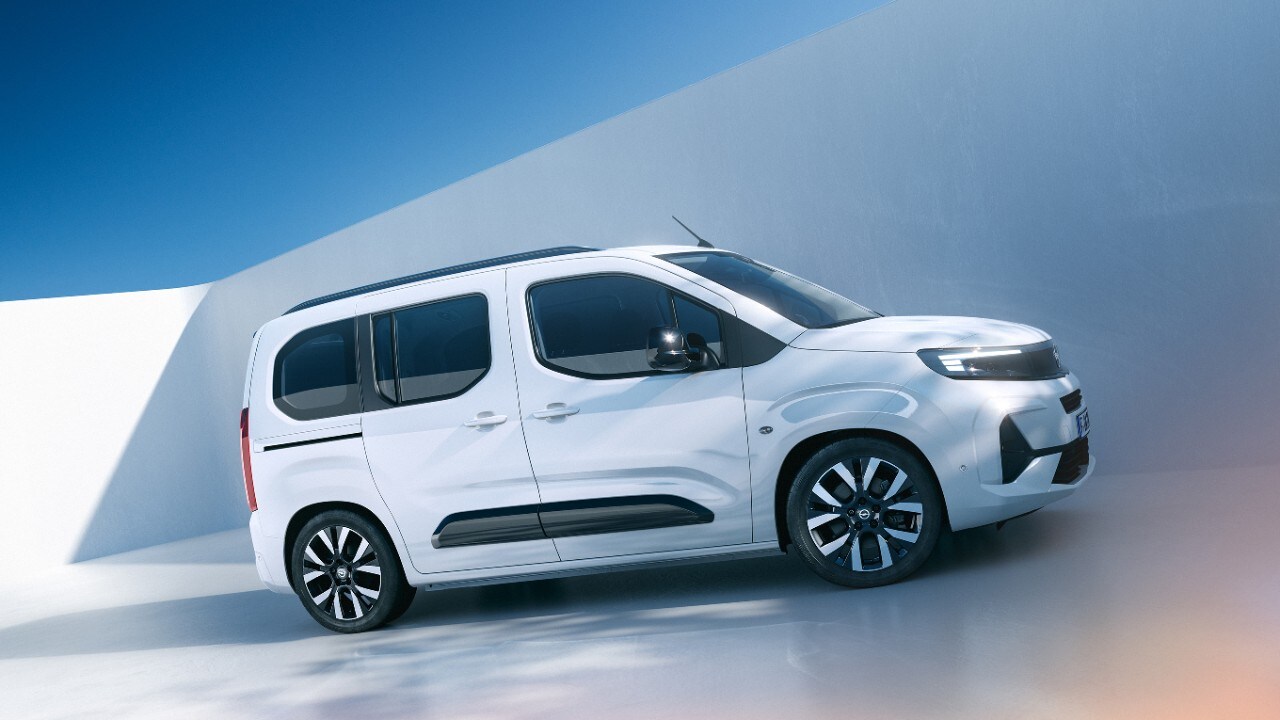 Zijaanzicht van een witte Opel Combo Electric