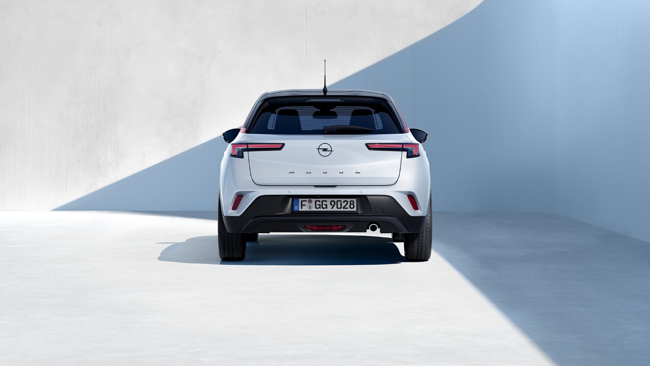 Achteraanzicht van een witte Opel Mokka met zwart dak