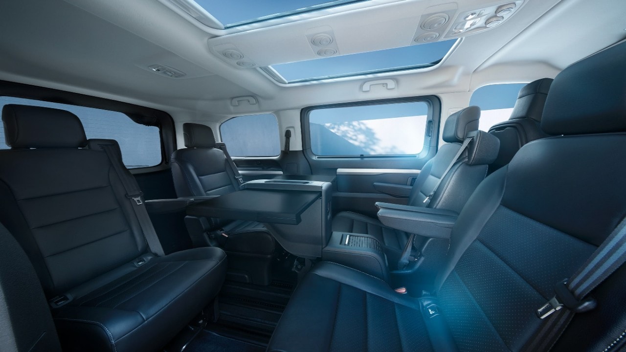 Interieur van een witte Opel Zafira met zwarte achterbank