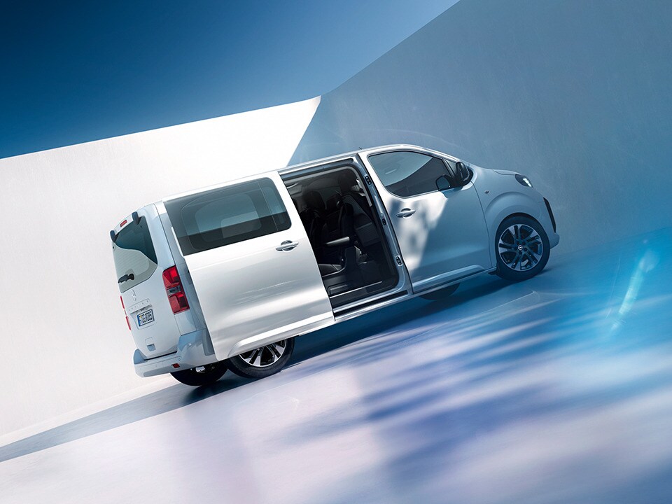 Zijaanzicht van een witte Opel Zafira met schuifdeur